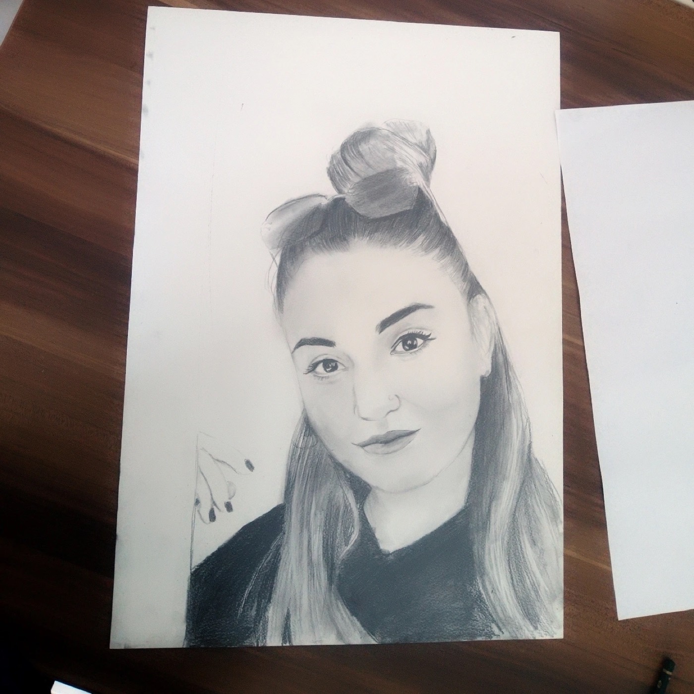 Grafit kalemle çizilmiş gerçekçi karakalem portre çalışması